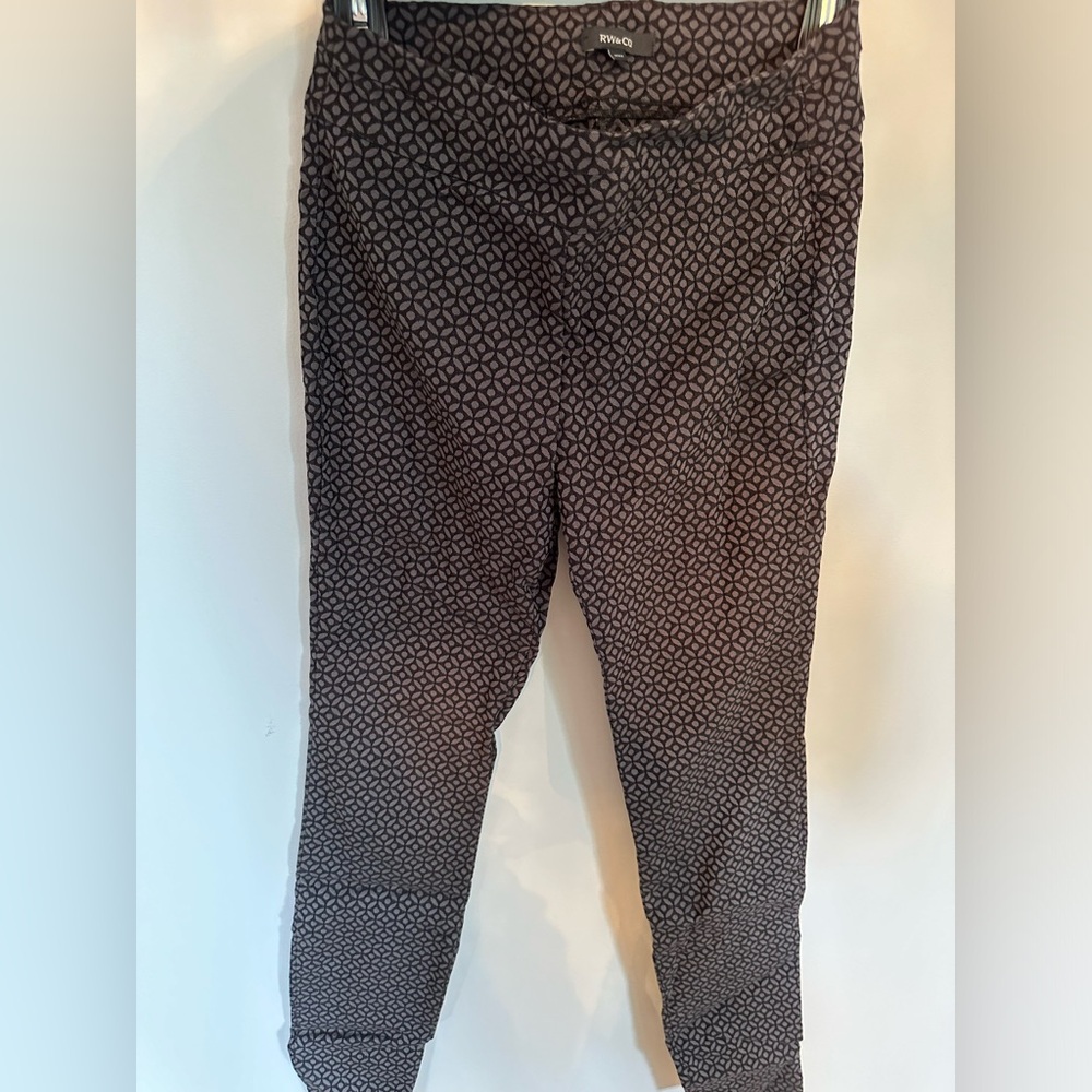 RW size medium fitted skinny jeggings.